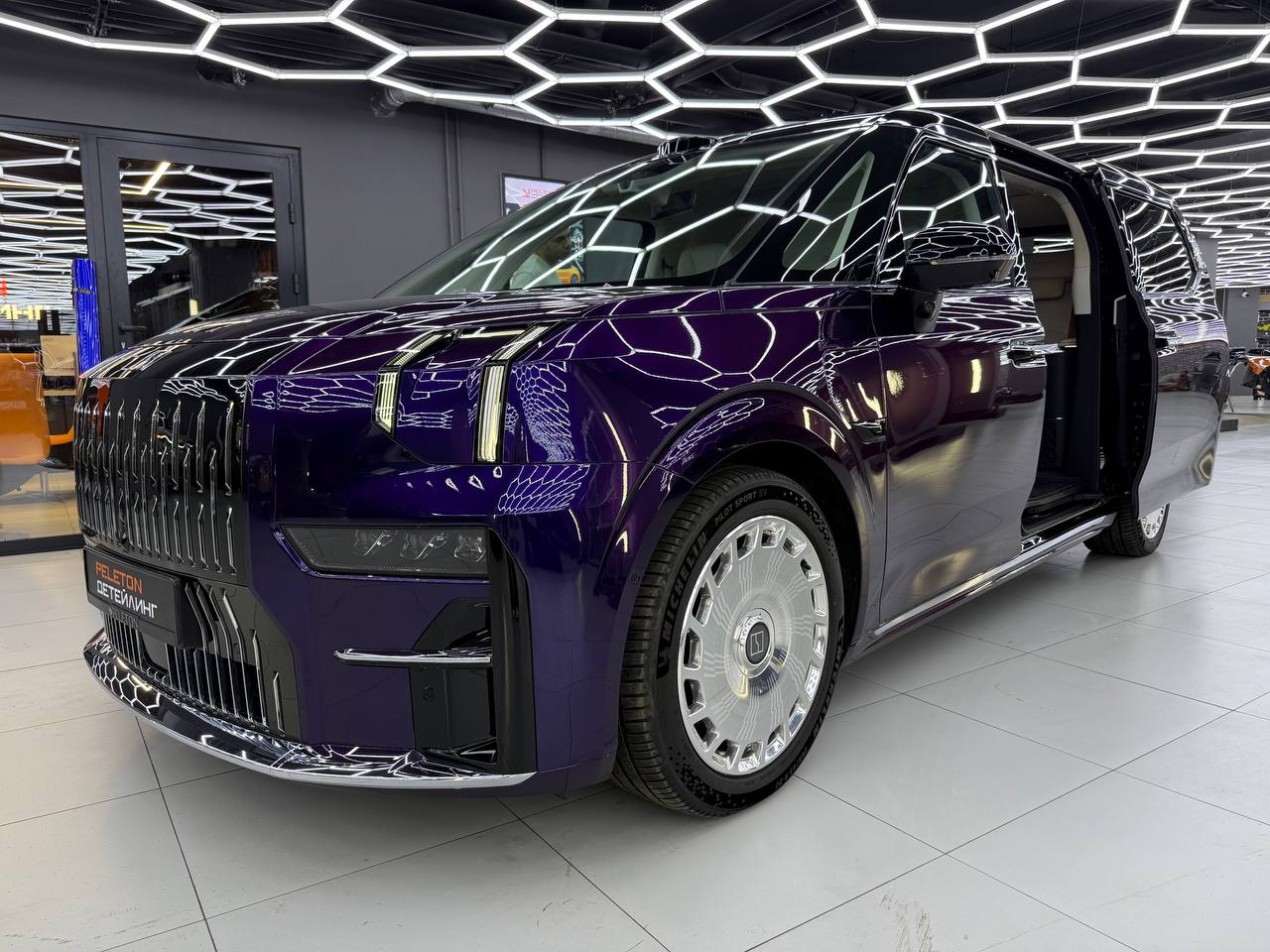 Оклейка Zeekr 009 в Metallic Midnight Purple: из черного - в глубокий пурпур
